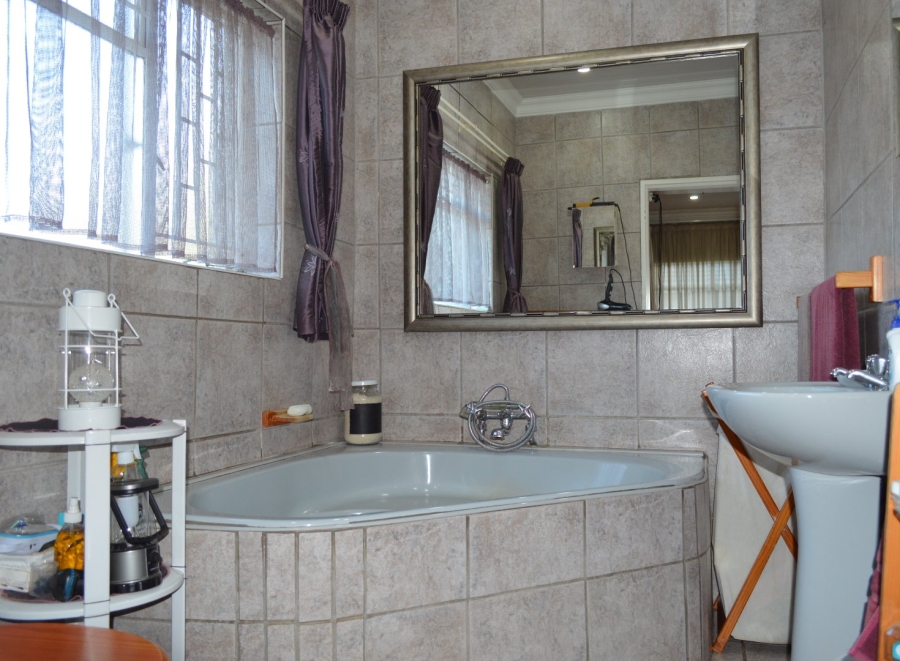 4 Bedroom Property for Sale in Flamwood North West